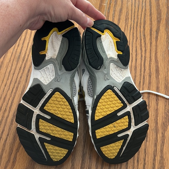 Girls New Balance running shoes size 3 1/2, yellow and white - Picture 4 of 6